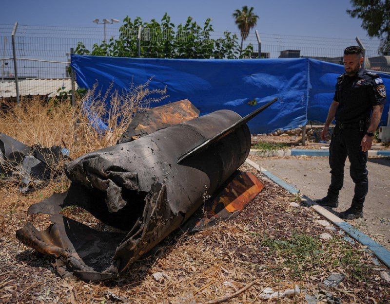 *إعلام إسرائيلي’: بقايا أحد الصواريخ الإيرانية’ التي سقطت على “إسرائيل*