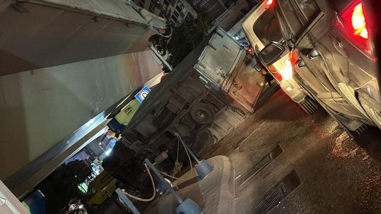 انقلاب شاحنةً تحت جسر المشرفية ما ساهم في تعقيد حركة النزوح في الضاحية