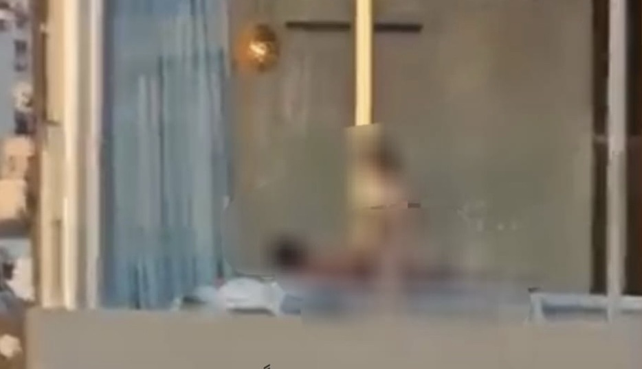 *”على عينك يا تاجر”فضيحة على شرفة في حالات – جبيل: مشهد حميمي علني يثير ضجة على مواقع التواصل*