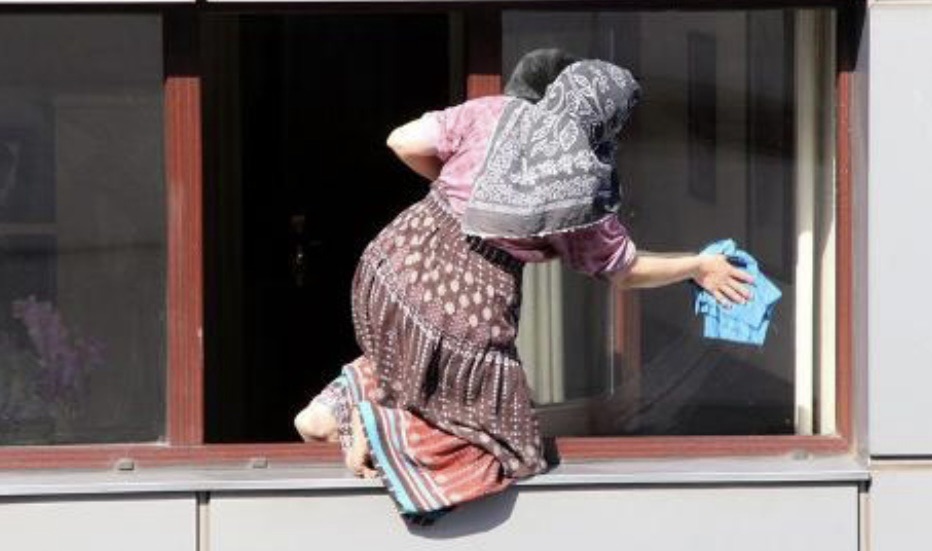 *مأساة في الضنية: وفاة امرأة إثر سقوطها أثناء تنظيف نافذة منزلها*