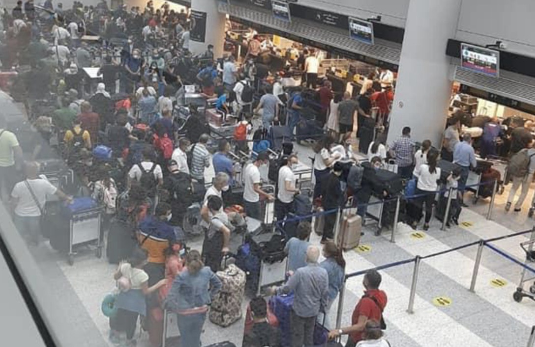 *مطار بيروت يشهد ازدحامًا عند استئناف حركة الطيران بعد إغلاق احترازي للأجواء*