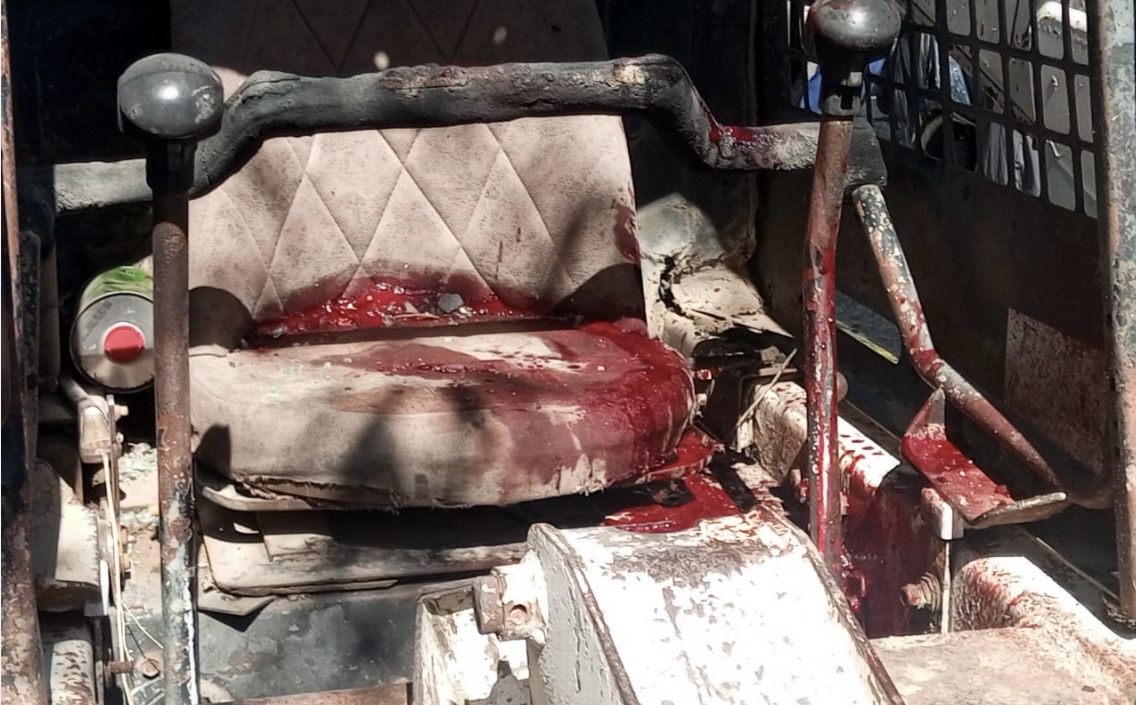 *في الصورة: مسيّرة استهدفت جرافة في الجنوب، مما أدى إلى إصابة شخص بجروح خطيرة*