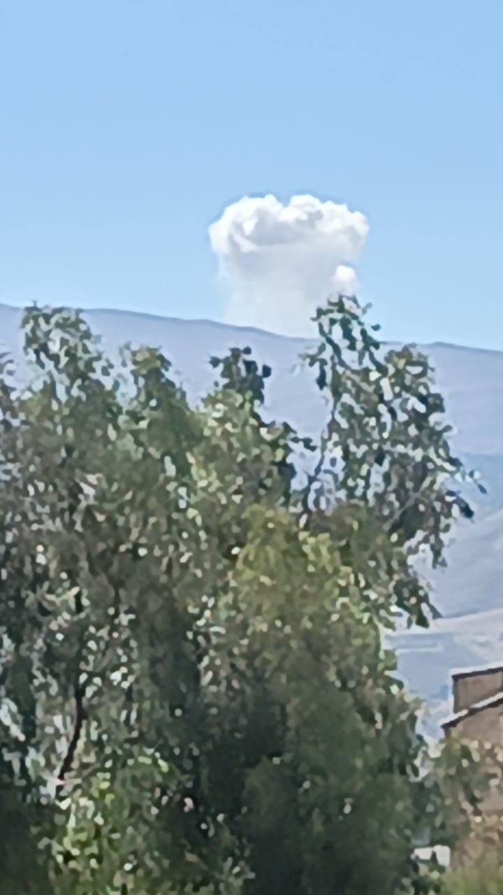 *مشهد لغيومٍ عابرة فوق أحد جبال البقاع، ولا وجود لأي استهداف كما تروّج بعض المنصات الإخبارية*