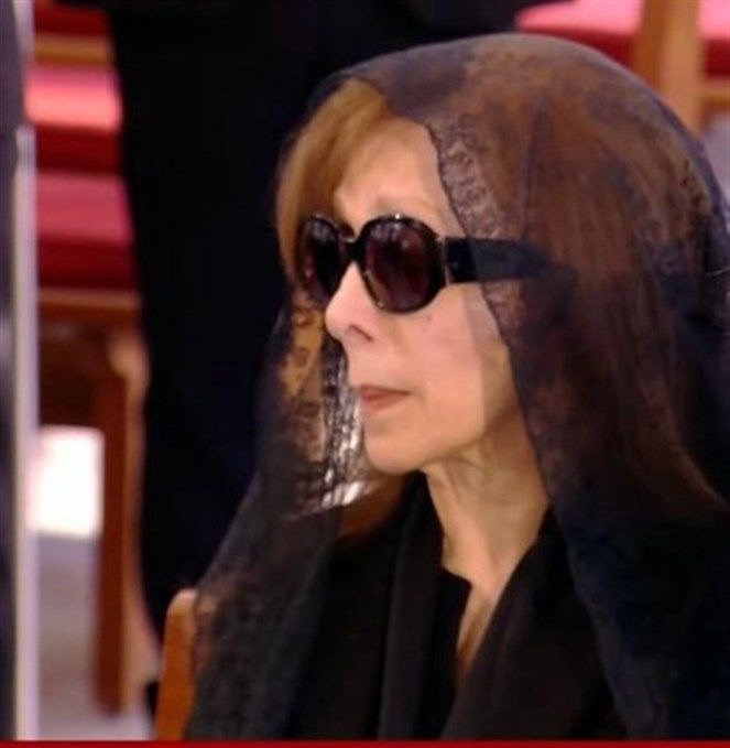 مغادرة السيدة فيروز كنيسة رقاد السيدة في المحيدثة – بكفيا بعد إقامة صلاة الجنا على روح نجلها الراحل زياد الرحباني