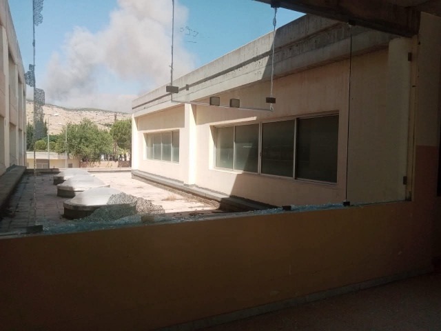 *غارات بالقرب من ثانوية شمسطار الرسمية قبل قليل أدّت إلى تساقط الزجاج أثناء تقديم الطلاب للامتحانات الرسمية*