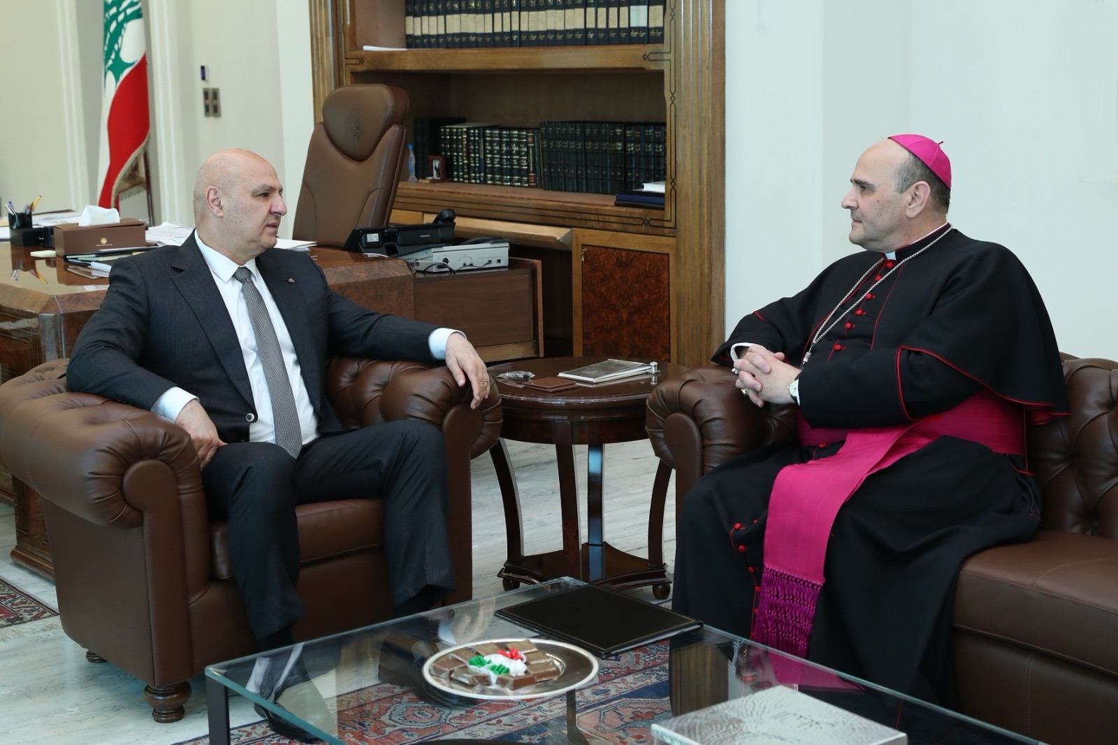 *الرئيس عون عرض مع السفير البابوي في لبنان باولو بورجيا العلاقات بين لبنان والكرسي الرسولي إضافةً إلى التطورات الأخيرة*
