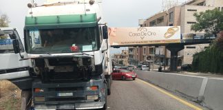 التحكّم المروري: “تعطل شاحنة على الطريق الدولية محلة عاليه صعودا ، وحركة المرور كثيفة ودراج من مفرزة سير بعبدا يعمل على المعالجة”.