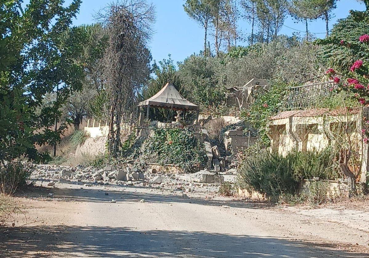 *المنار : بعد شق طريق من الجدار الى الطريق الرئيسي في البلدة جيش الاحتلال الاسرائيلي يفجر منزلا في بلدة كفركلا فجرا يبعد عن الحدود نحو 1600 م*