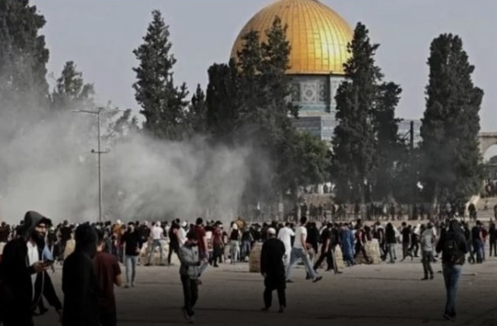 *مستعمرون يقتحمون المسجد الأقصى بحماية شرطة الاحتلال ويؤدّون طقوسًا تلمودية*