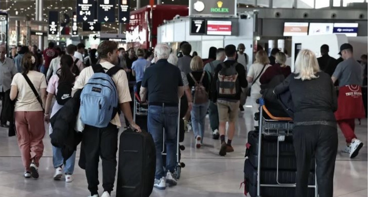 *إضراب مراقبي الملاحة الجوية في فرنسا يُلغي 1500 رحلة ويؤثر على 300 ألف مسافر*