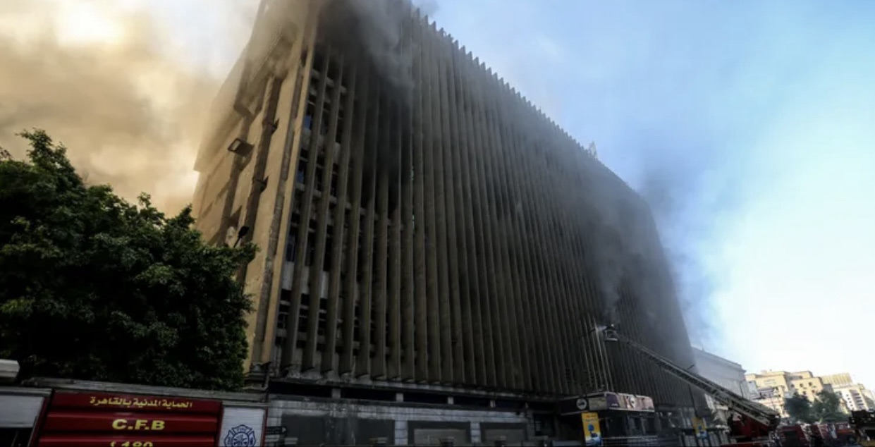 *السلطات المصرية تعلن العثور على 4 قتلى’ من العاملين بسنترال رمسيس في القاهرة وذلك أثناء تنفيذ عمليات تبريد الحريق*