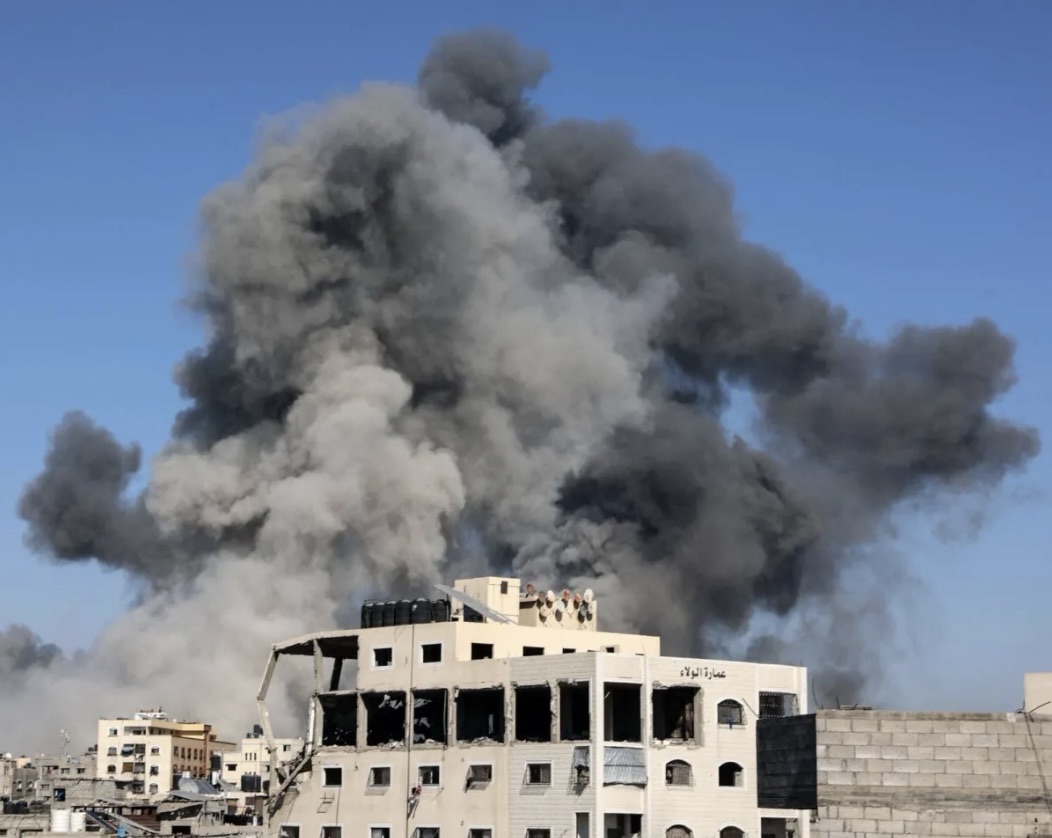 *مجزرة’ جديدة في خان يونس: الاحتلال’ يستهدف منتظري المساعدات… وعمليات إخلاء جوّي لجنوده المصابين شرق غزة*