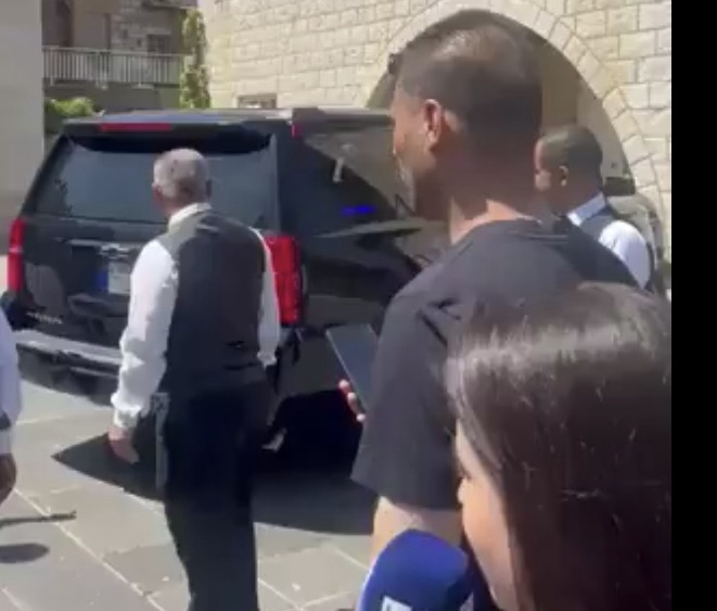 *وصول عقيلة رئيس مجلس النواب نبيه بري رندة بري إلى كنيسة رقاد السيدة في المحيدثة – بكفيا*