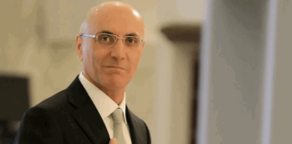 بالصورة- الحجار يكفّ يد مختار العاقورة