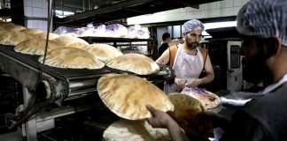 بعد الفيديو الذي انتشر صباح اليوم عن افران شمسين : نقابة عمال المخابز: كفى تهاوناً واستهتاراً برغيف خبز المواطنين على مواقع التواصل