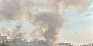 بالصورة اندلاع حريق بالقرب من سجن روميه