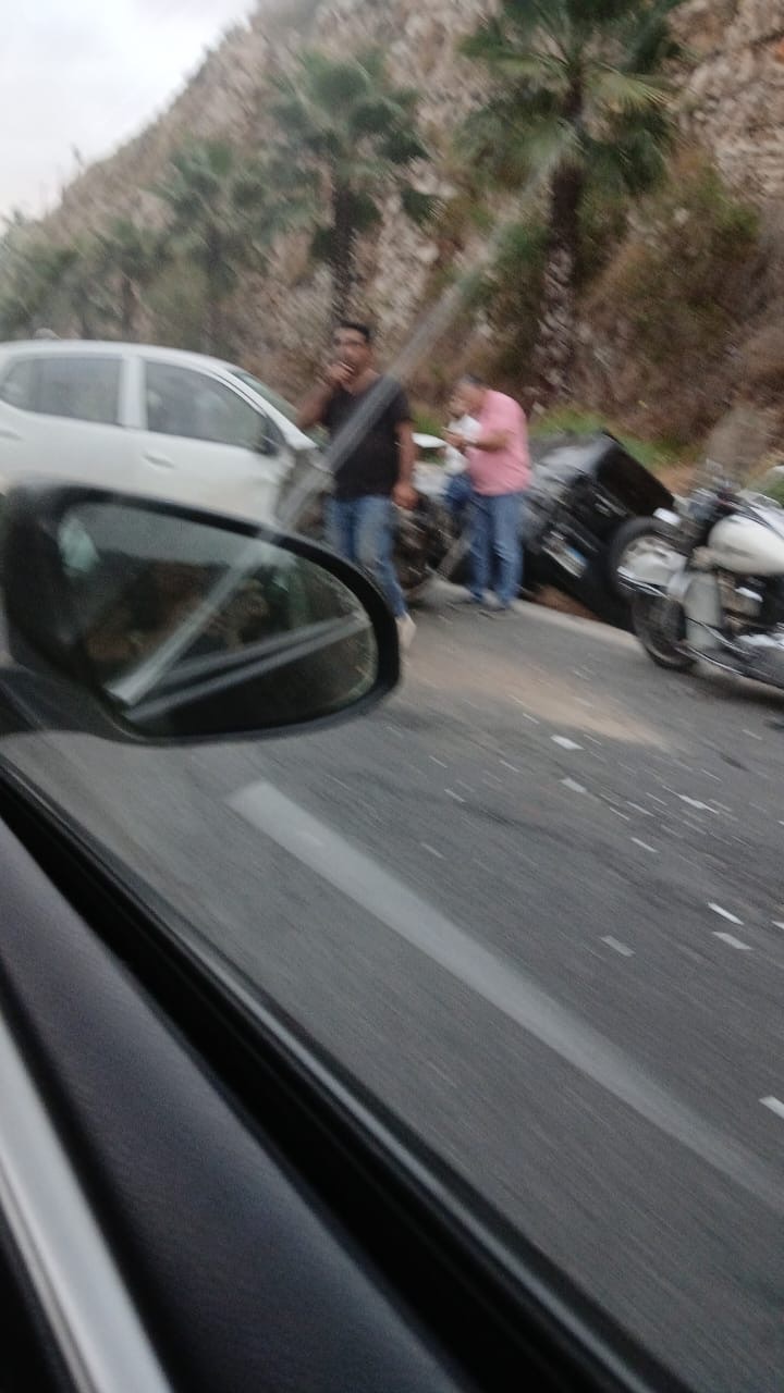 حادث سير على طريق طبرجا قرب الكازينو يسفر عن زحمة سير خانقة في المحلّة