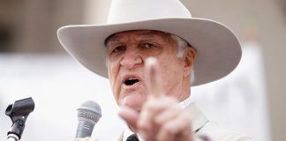 بعد حديثه عن أصوله اللبنانية… نائب أسترالي يُهدد صحافياً بقبضته!