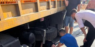 “لي الو عمر ما بتقتلو شدة” إصابة شابة بانزلاق دراجة نارية واستقرارها تحت شاحنة