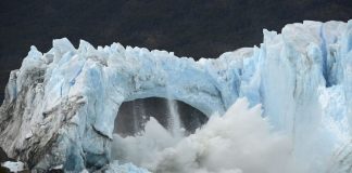 الأكبر منذ عام 2015: أمواج عاتية وانزلاق أرضي ضخم في ألاسكا