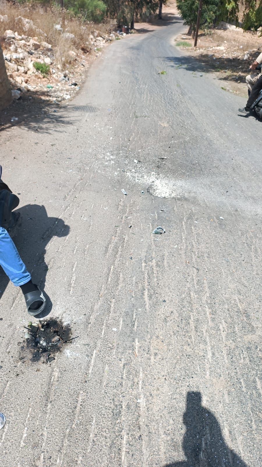 *مسيّرة إسرائيلية’ استهدفت حارة النادي في ميفدون بصاروخين سقطا وسط الطريق من دون وقوع إصابات*