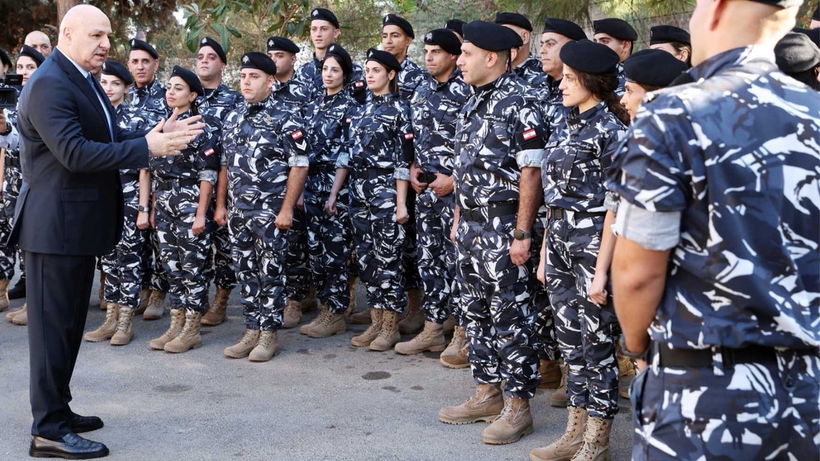 الرئيس عون يتفقد سرية حرس رئاسة الجمهورية ويشيد بجهوزيتها