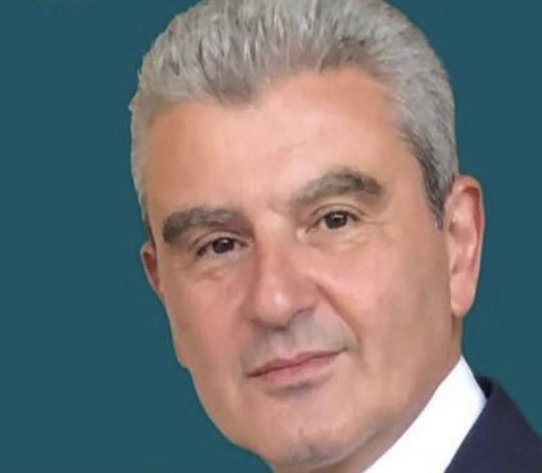 *الوزير جو عيسى الخوري للصحافيين لدى دخوله حاملا الدستور اللبناني ومشيرا اليه: لا تغيير بالشرعية الا من خلال الشرعية*