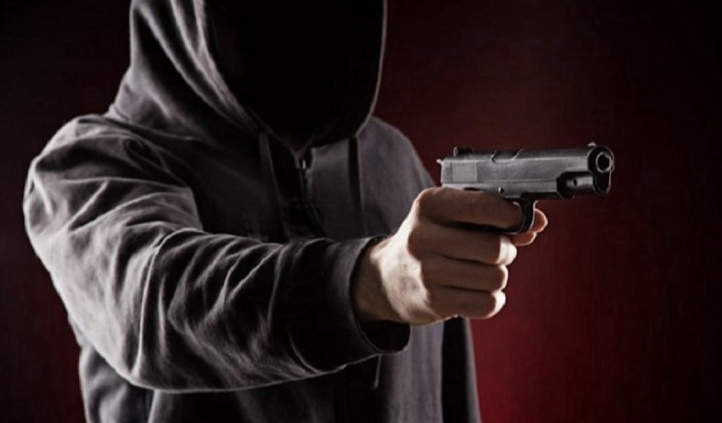 *سرقة مسلحة على طريق القلمون تستهدف عنصر دفاع مدني*