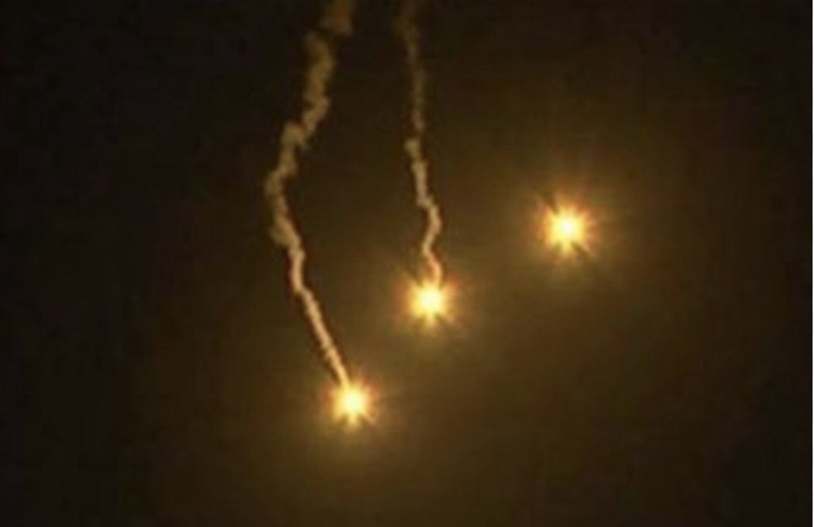 *الجيش الإسرائيلي’ يطلق قنابل مضيئة في البحر مقابل شاطئ الناقورة*