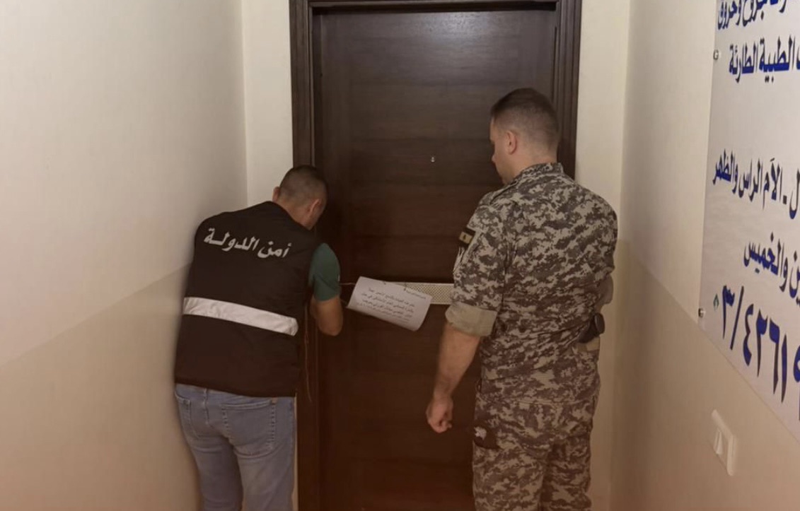 *إغلاق عيادة غير مرخّصة في عشقوت بعد ضبط تجهيزات وأدوية غير قانونية*