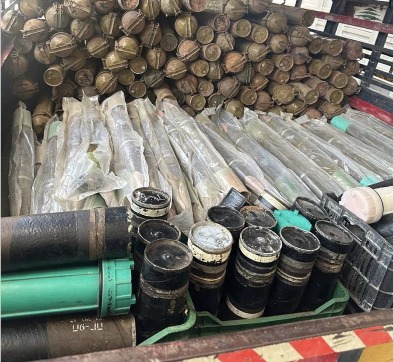 *الجيش اللبناني يتسلم أسلحة من الفصائل الفلسطينية في مخيم البص*