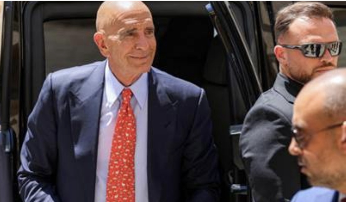 *براك يثير الجدل: تحذيرات للصحفيين بـ”التصرف المتحضر” واتهامات بالسلوك الفوضوي*