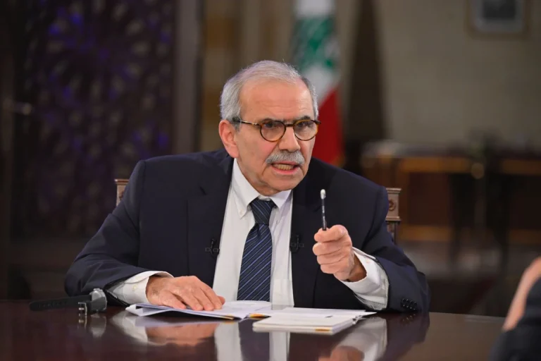 سلام اتصل بعباس… والأخير: تسليم السلاح سيستمرّ في الأسابيع المقبلة