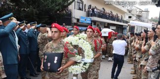 بالصور: تشييع عسكريَّين شهيدَين وتقليدهما أوسمة الحرب