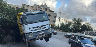 التحكم المروري: تم رفع الشاحنة على طريق عاريا وحركة المرور طبيعية