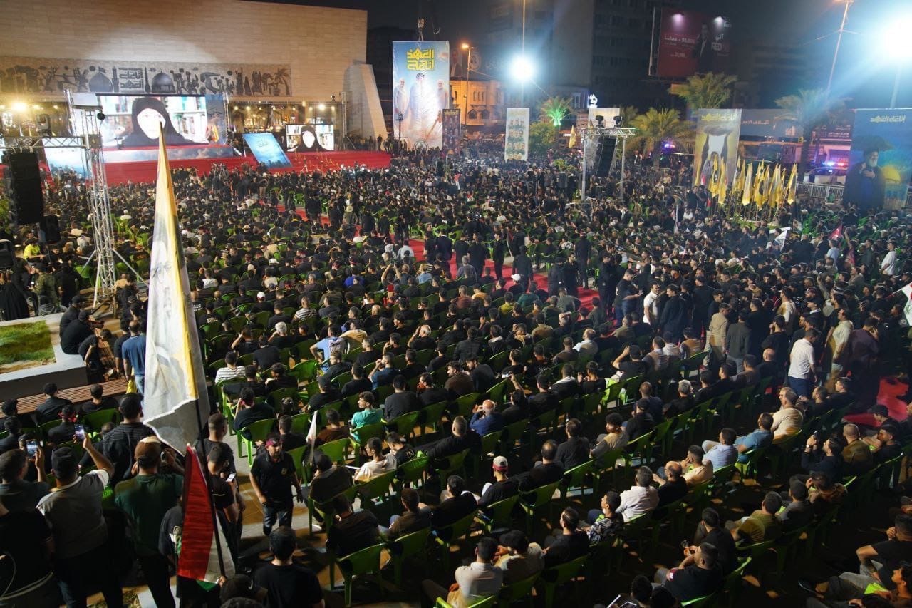 احياء حاشد في ساحة التحرير في بغداد للذكرى السنوية الأولى لشهادة السيد نصرالله