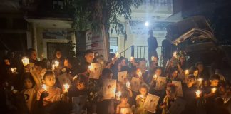 (بالصورة ) أطفال يضيئون الشموع في بنت جبيل