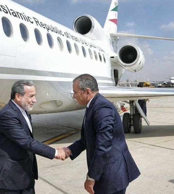 *بالصورة :وزير الخارجية المصري بدر عبد العاطي، يستقبل نظيره الإيراني عباس عراقتشي، والوفد المرافق*