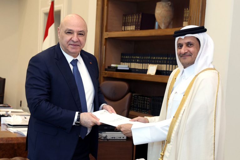 الرئيس عون تسلم من السفير القطري رسالة من امير دولة قطر اكد فيها تقديره للجيش اللبناني ودعمه له والمهام التي يقوم بها لاسيما تلك التي تساهم في تنفيذ القرار ١٧٠١