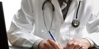 اعتداء على طبيب الفقراء وسكريترته في عدلون بعد خلاف حول ركن سيارة