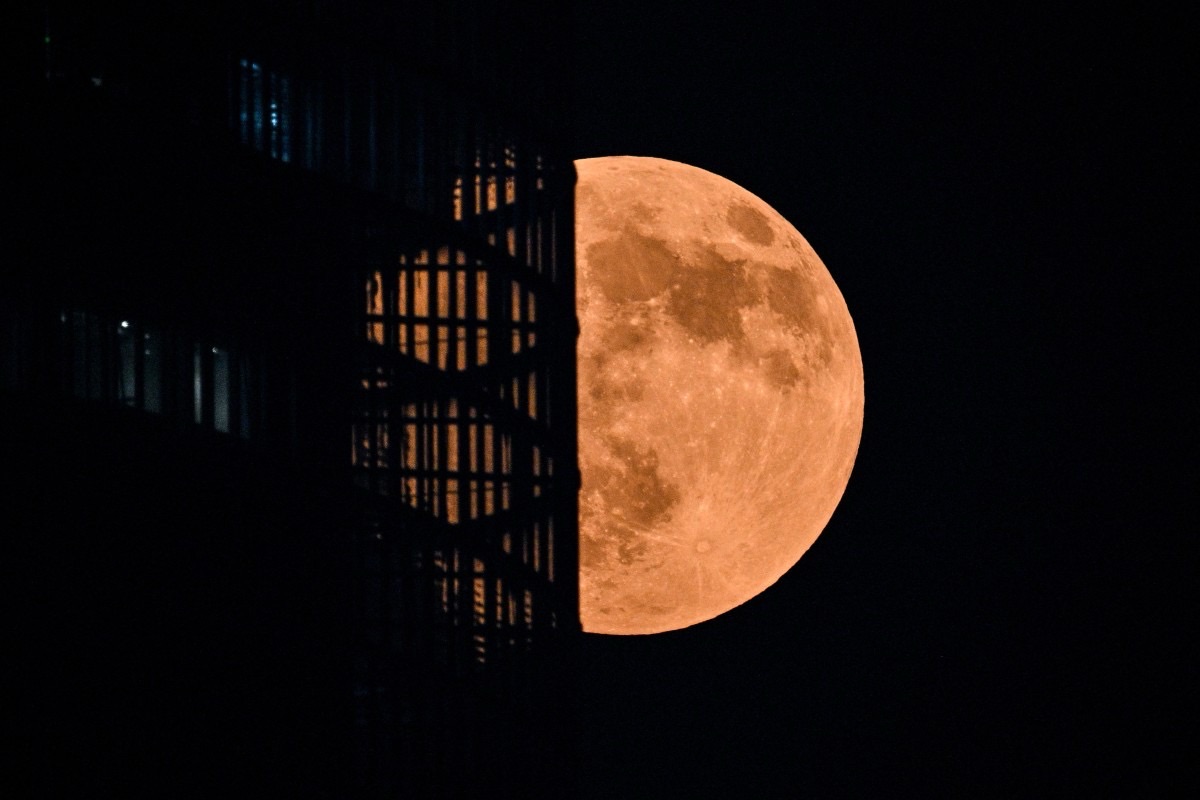 عشاق الفلك يرصدون خسوف القمر