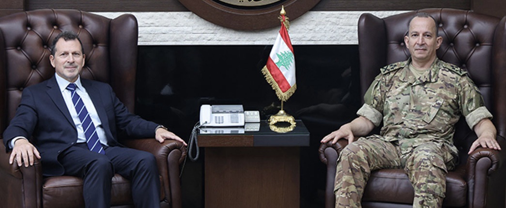 *قائد الجيش يستقبل وزراء ويتناول الأوضاع العامة في البلاد*