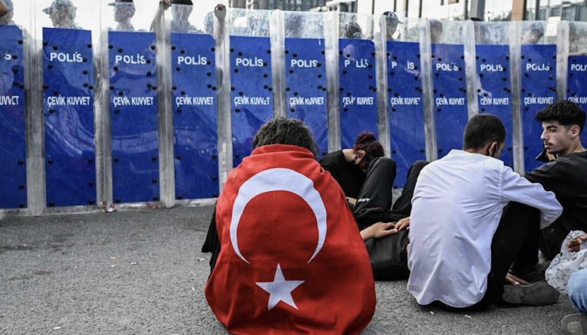 *تركيا تصادر 121 شركة بينها محطات تلفزيونية رئيسية وتوقف 10 مسؤولين بتهم الاحتيال*