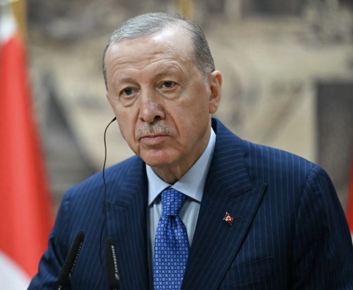 *سانا: الرئيس التركي رجب طيب أردوغان في مؤتمر صحفي باسطنبول يجدد دعم بلاده لاستقرار سوريا وازدهارها، معرباً عن أمله في أن تدعم الأمم المتحدة بناءها واستقرارها أيضاً*