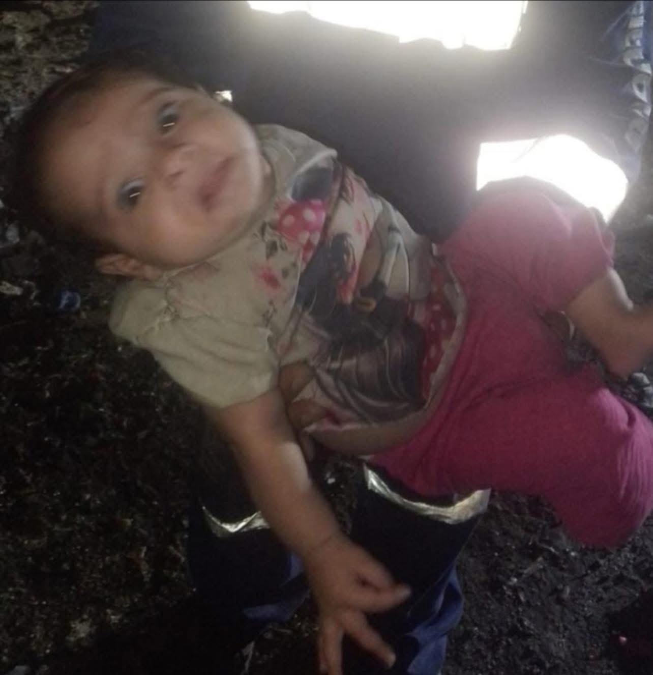 أثناء قيام عمال رفع النفايات التابعين لشركة “سيتي بلو” بجرف مكب في منطقة المريجة، تفاجئ أحد العمال بوجود طفلة صغيرة مرمية على المكب – بالصورة