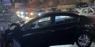 في المنصورية… سائق يفقد السيطرة على الفرامل ويصطدم بعدد من السيارات