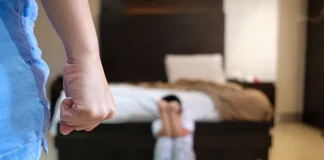 بعد فيديو تعنيف الطّفل وضربه… توقيف الأمّ.. ماذا عن الطفل ووضعه الصحي ؟