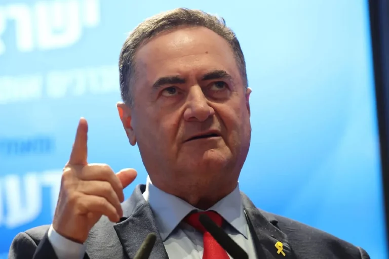 وزير الدفاع الإسرائيلي يأمر بهدم كل مبنى غير قانوني في القرى التي خرج منها منفذو عملية القدس وسحب 750 تصريح عمل وتصاريح دخول إلى إسرائيل