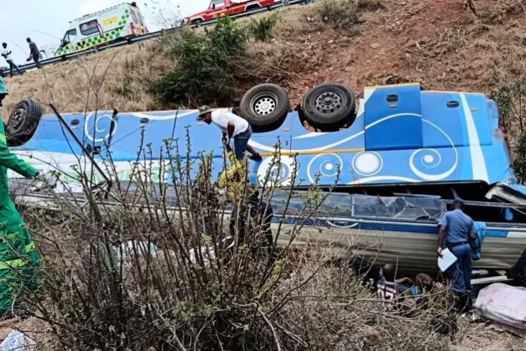 كارثة مرورية بجنوب أفريقيا تودي بحياة 42 شخصا