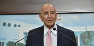 باراك يُحذّر لبنان: “فرصة أخيرة لنزع سلاح حزب الله سلميًّا”